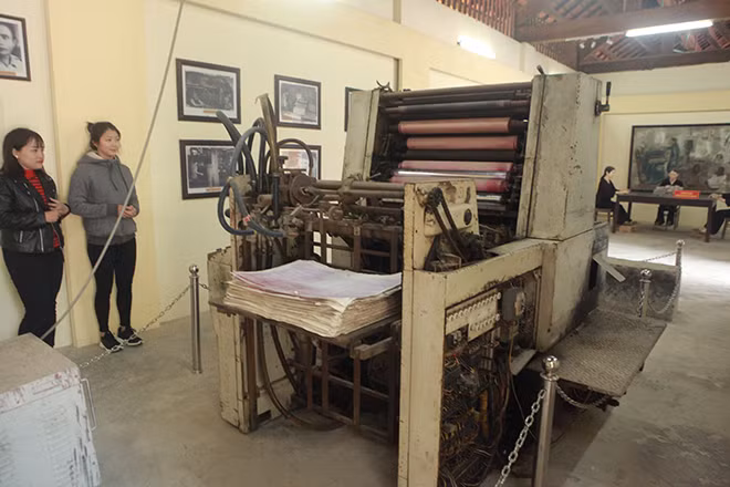 Ban đầu, những đồng tiền đầu tiên này chưa được đẹp, chất lượng giấy in chưa tốt, nhưng nhân dân ta vẫn hồ hởi hưởng ứng, vì đây là tờ tiền đại diện cho nền độc lập, tự do, chủ quyền quốc gia và trên đồng tiền này có in hình Chủ tịch Hồ Chí Minh.