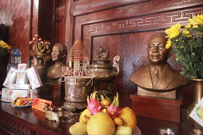 Một bên ban phụ thờ ông Đỗ Đình Thiện và vợ.