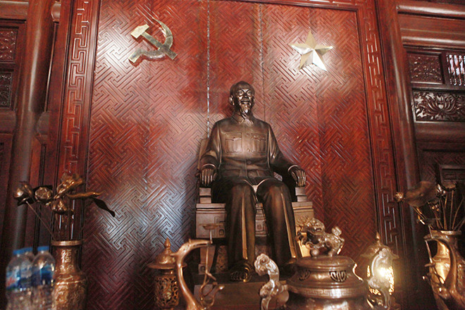 Bên trong, gian chính giữa đặt tượng Bác Hồ.