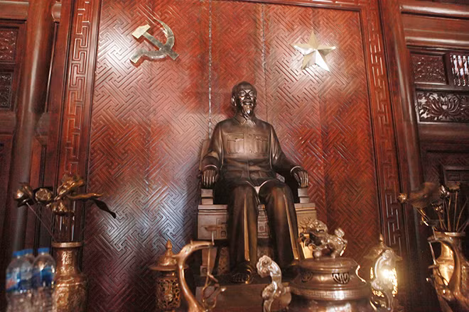 Bên trong, gian chính giữa đặt tượng Bác Hồ.