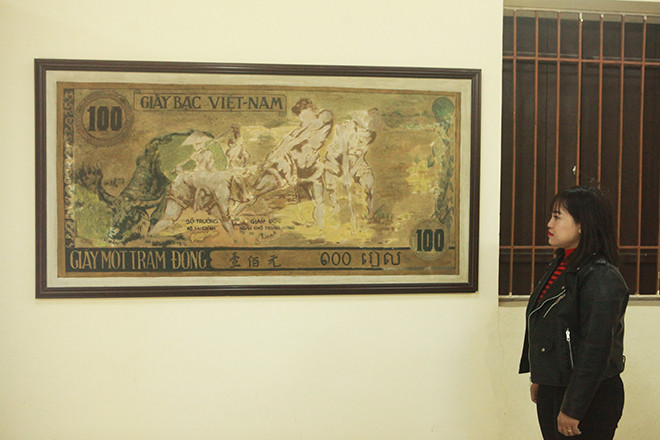 Nơi đây cũng lưu giữ bức tranh sơn dầu phác họa mẫu tiền Con trâu xanh do họa sĩ Nguyễn Huyến thể hiện. Để có được mẫu tiền mang hình ảnh sinh động, thực tiễn, thể hiện đường lối của Đảng, của Chính phủ, phù hợp với tình hình phát triển của cách mạng và kháng chiến, các họa sĩ, trong đó có họa sĩ Nguyễn Huyến - người trực tiếp thực hiện mẫu vẽ, đã phải làm việc miệt mài quên cả trưa tối, khi thì xuống công trường, xưởng máy, lúc về nông thôn để có được những hình ảnh sinh động nhất đưa vào mẫu vẽ.