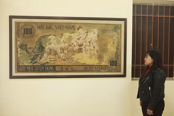 Nơi đây cũng lưu giữ bức tranh sơn dầu phác họa mẫu tiền Con trâu xanh do họa sĩ Nguyễn Huyến thể hiện. Để có được mẫu tiền mang hình ảnh sinh động, thực tiễn, thể hiện đường lối của Đảng, của Chính phủ, phù hợp với tình hình phát triển của cách mạng và kháng chiến, các họa sĩ, trong đó có họa sĩ Nguyễn Huyến - người trực tiếp thực hiện mẫu vẽ, đã phải làm việc miệt mài quên cả trưa tối, khi thì xuống công trường, xưởng máy, lúc về nông thôn để có được những hình ảnh sinh động nhất đưa vào mẫu vẽ.