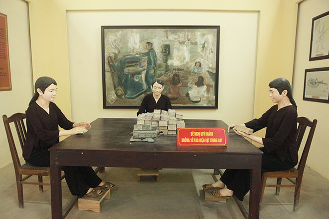 Ở nhà máy in tiền Chi Nê, công nhân làm việc chủ yếu từ 4 giờ chiều đến 3 giờ sáng hôm sau.