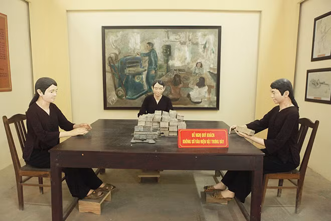 Ở nhà máy in tiền Chi Nê, công nhân làm việc chủ yếu từ 4 giờ chiều đến 3 giờ sáng hôm sau.