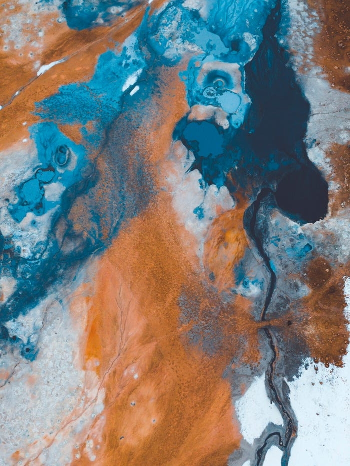 Mặc dù tác phẩm của Cleave trông giống như một bức tranh, nhưng nó thực sự là một bức ảnh chụp từ trên không ở Iceland.