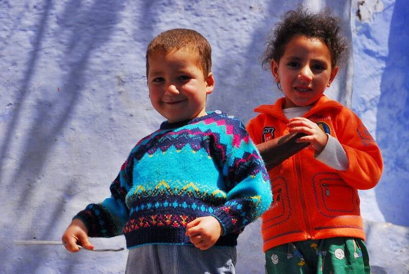 Các em nhỏ chơi đùa trên đường phố ở thành phố xanh Chefchaouen.