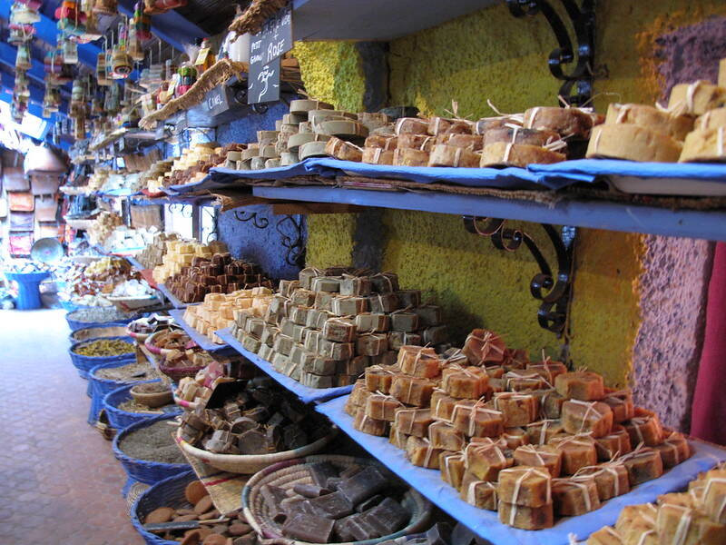 Nhiều mặt hàng được bày bán trong khu chợ ở Chefchaouen.