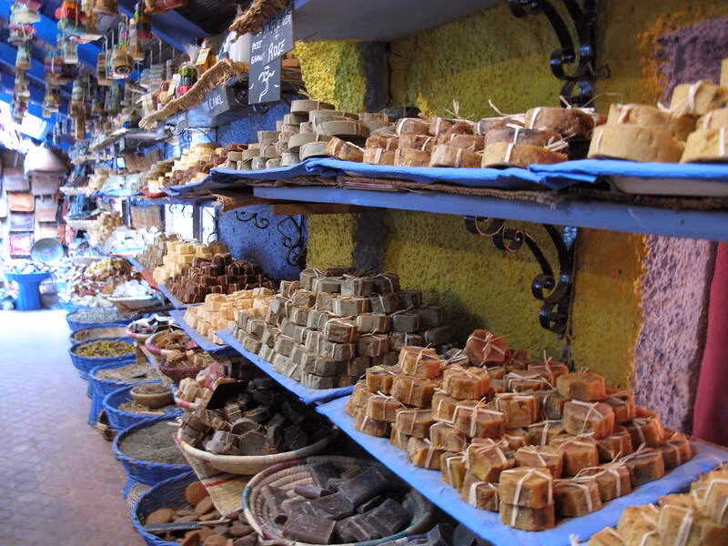 Nhiều mặt hàng được bày bán trong khu chợ ở Chefchaouen.