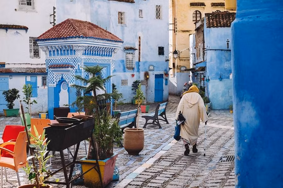 Một số người nói rằng việc các ngôi nhà được sơn màu xanh như vậy là để ngăn muỗi gây hại cho con người. Trong khi một số người khác tin rằng, đó là một lựa chọn có chủ ý của những người tị nạn Do Thái do ý nghĩa tôn giáo của màu sắc.