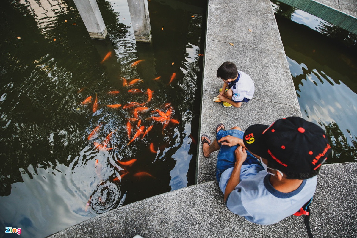"Ngày nào tôi cũng đưa con đến chơi vì ở đây không khí trong lành, nhiều cây xanh và không gian thoáng mát", một phụ huynh cho biết.