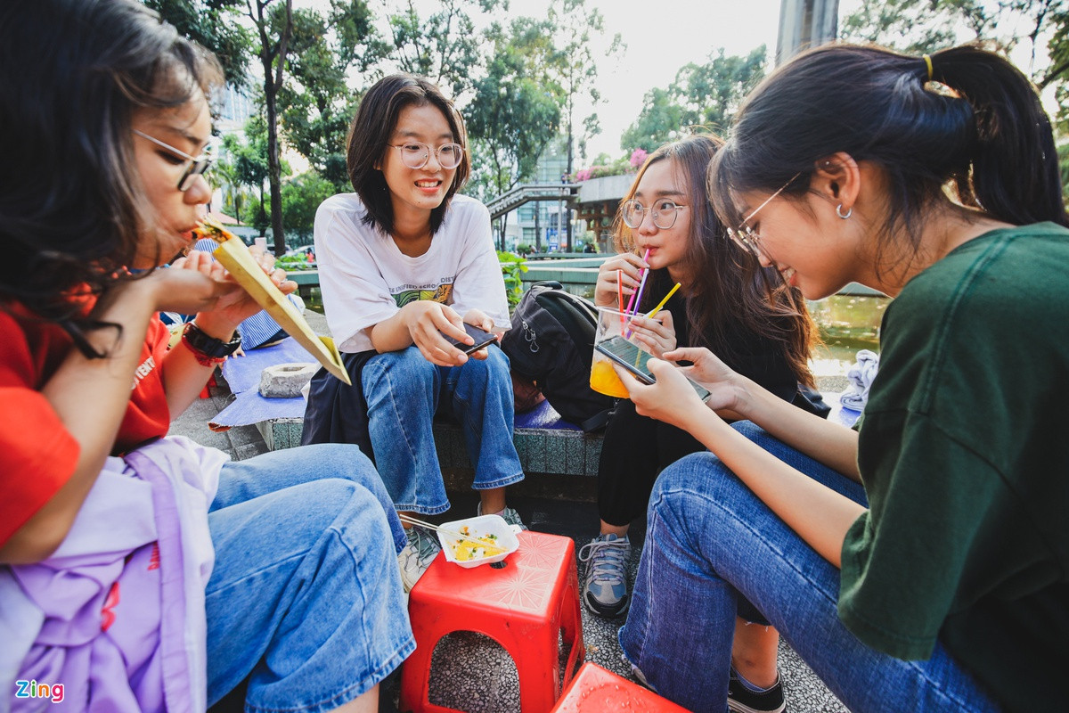 "Tôi thấy nơi này cổ kính, sợ cải tạo sẽ trở nên hiện đại, không giữ được chất riêng. Ngoài ra, việc có 2 phố đi bộ gần nhau sẽ không còn độc đáo. Nơi này khá gần Nguyễn Huệ, mọi người thích có thể chọn ra đó cũng không quá xa", Anh Thư (sinh viên) chia sẻ.
