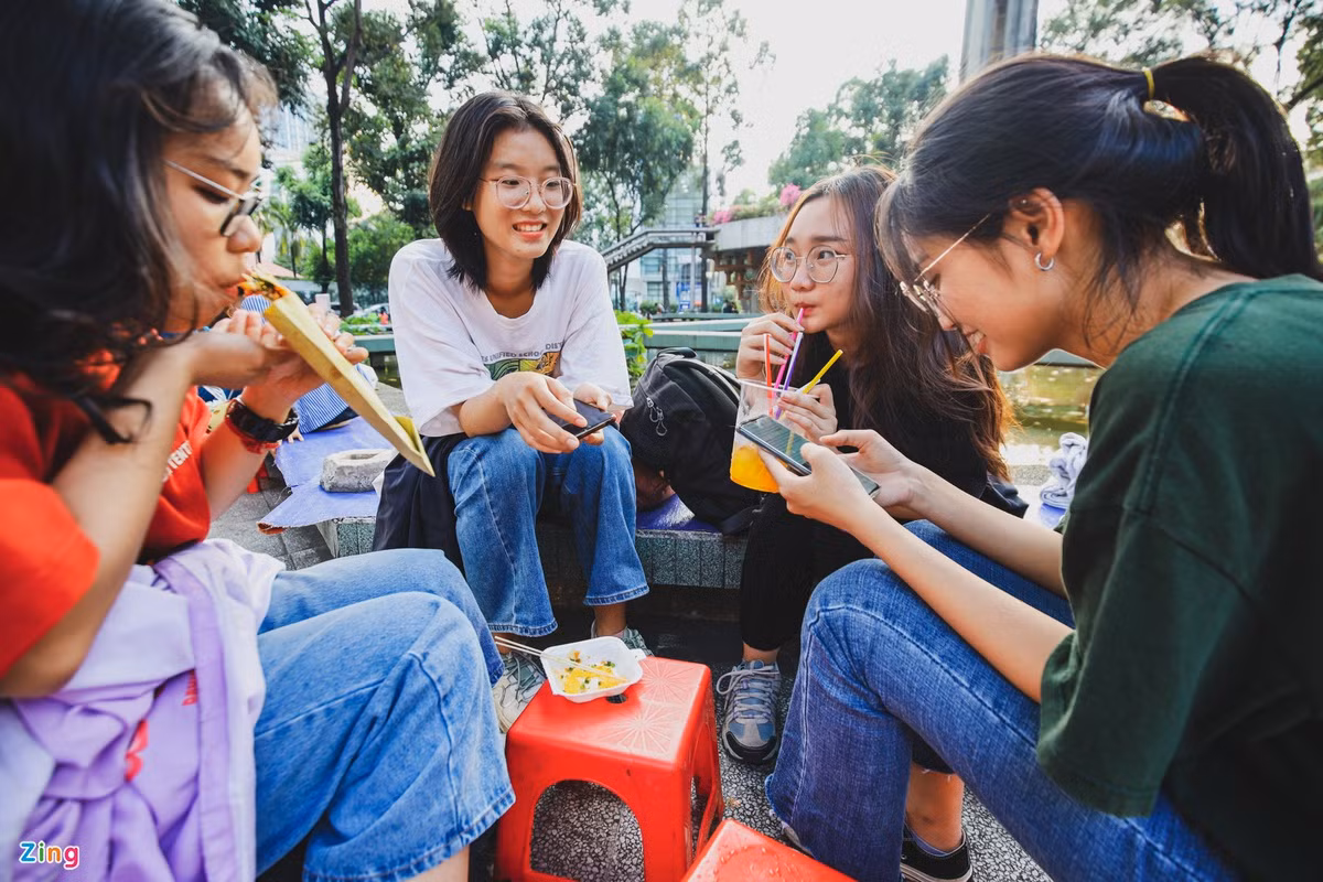 "Tôi thấy nơi này cổ kính, sợ cải tạo sẽ trở nên hiện đại, không giữ được chất riêng. Ngoài ra, việc có 2 phố đi bộ gần nhau sẽ không còn độc đáo. Nơi này khá gần Nguyễn Huệ, mọi người thích có thể chọn ra đó cũng không quá xa", Anh Thư (sinh viên) chia sẻ.