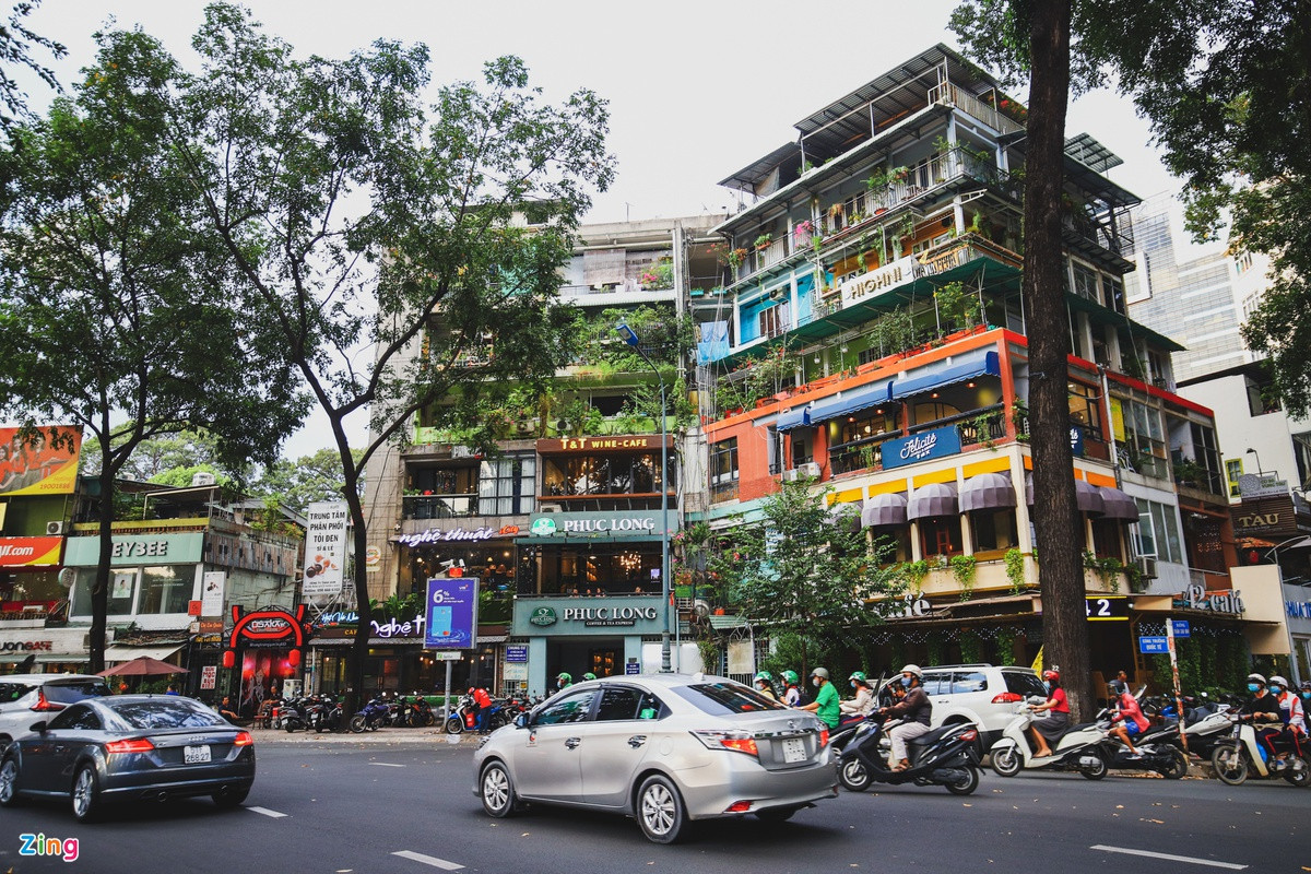 Hiện nay, hồ Con Rùa không chỉ là nơi tham quan mà còn là địa điểm ăn uống ưa thích của các bạn trẻ với rất nhiều tiệm cà phê và hàng quán xung quanh.