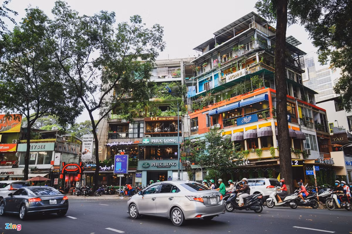 Hiện nay, hồ Con Rùa không chỉ là nơi tham quan mà còn là địa điểm ăn uống ưa thích của các bạn trẻ với rất nhiều tiệm cà phê và hàng quán xung quanh.