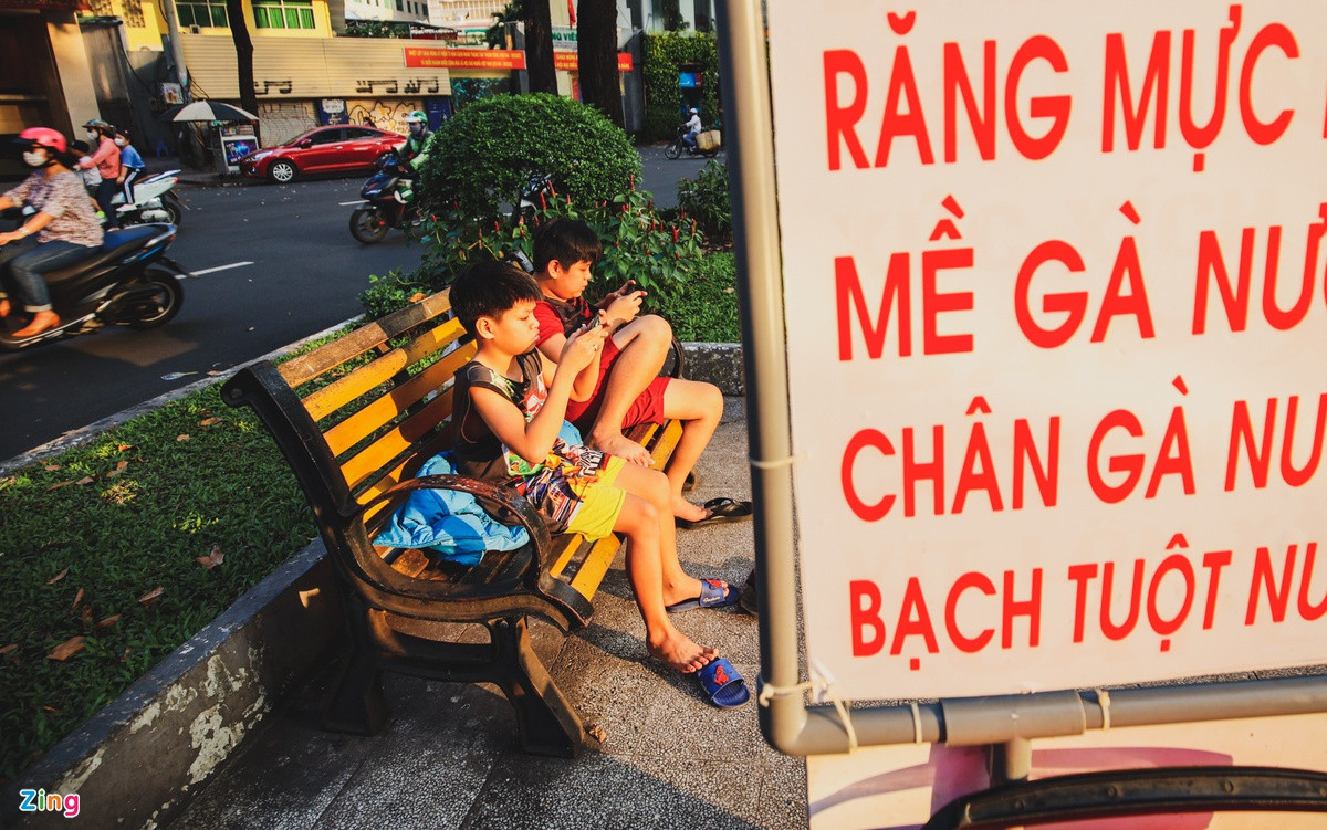 Nằm rải rác xung quanh hồ là các gánh hàng rong với đủ các món ăn vặt từ bánh tránh trộn, trứng gà nướng, trà đào, cá viên, kem...