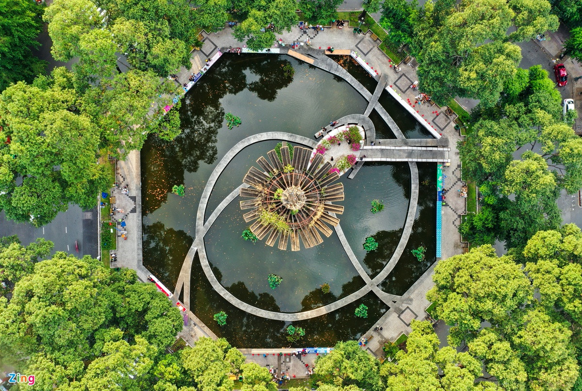 Từ 1970-1974, hồ được trùng tu và xây dựng thêm tháp chính với 5 cột bê tông cao.