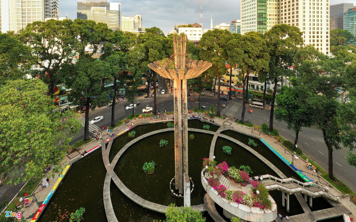 Hồ Con Rùa có tháp chính cao 34 m cùng hồ phun nước hình bát giác lớn với 4 đường đi bộ hình xoắn ốc là địa điểm nổi tiếng ở TP.HCM.