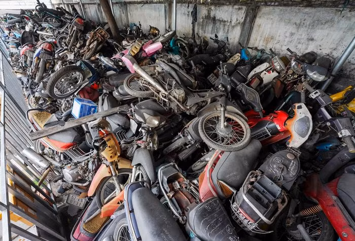 Can canh nui xe may vo chu chat dong o ben xe TP HCM-Hinh-6