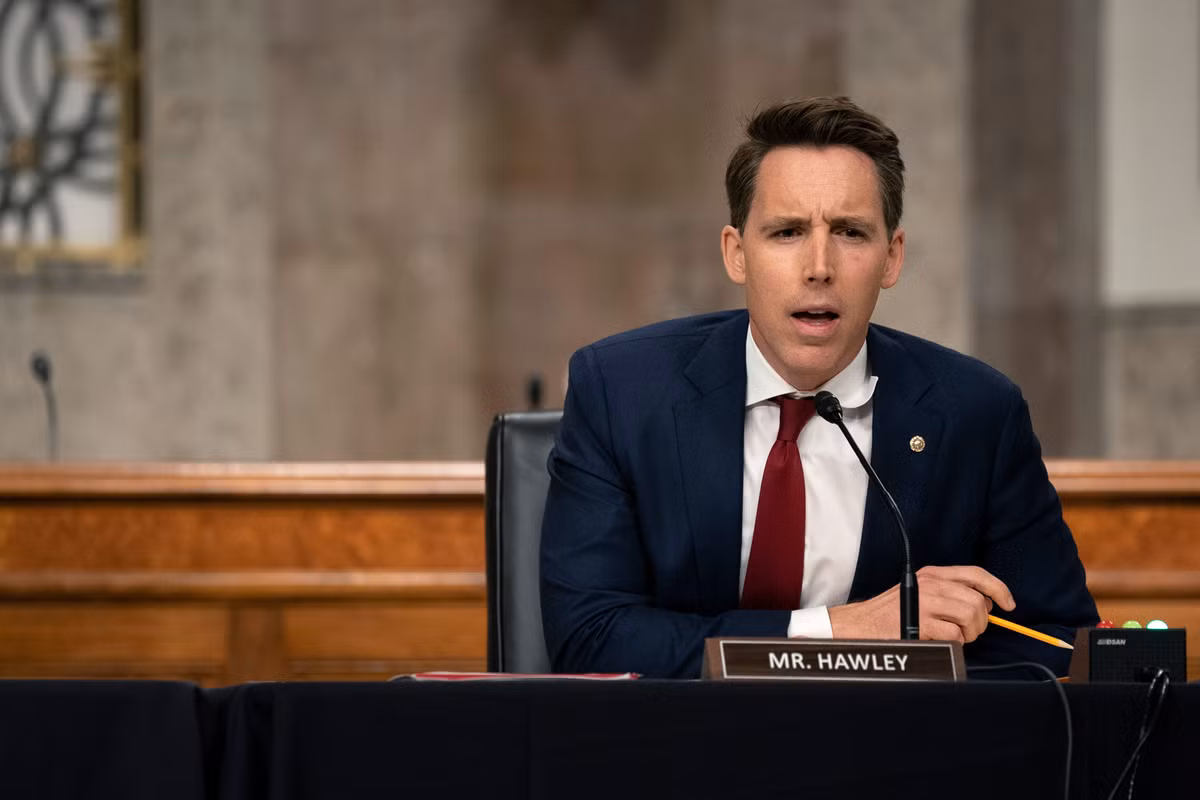 Sau khi tốt nghiệp trường luật, Hawley làm Thư ký cho Thẩm phán Michael W. McConnell và Chánh án John Roberts. Ảnh: USA Today.