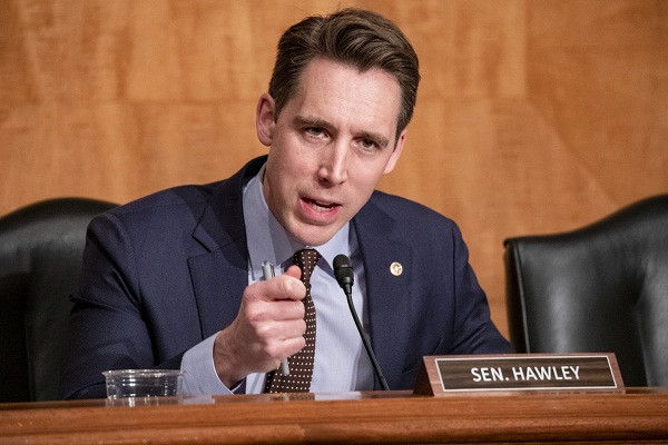 Thượng nghị sĩ Josh Hawley sinh ngày 31/12/1979 tại Springdale, Arkansas, nhưng gia đình ông sớm chuyển tới Lexington, Missouri. Cha ông là một nhân viên ngân hàng còn mẹ là giáo viên. Ảnh: LAT.