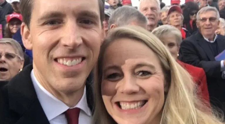 Về đời tư, Hawley kết hôn với Erin Morrow, Phó giáo sư giảng dạy luật tại Đại học Missouri, vào năm 2010. Cặp đôi có 3 người con. Ảnh: Instagram.