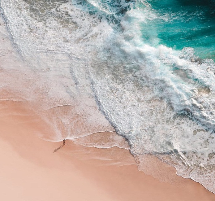 Leo Wies đi ngắm hoàng hôn ở bãi biển Kelingking của Indonesia và ghi lại bức ảnh này.