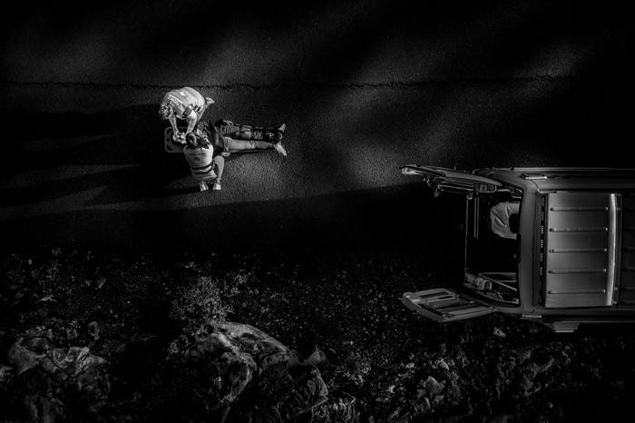 Wilmer Valdez Hinojosa ghi lại khoảnh khắc các nhân viên cứu hộ làm nhiệm vụ trên đảo El Hierro, Tây Ban Nha.