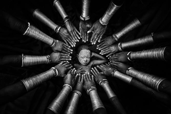 Zay Yar Lin đã đến thăm ngôi làng Suri ở Ethiopia và chụp bức hình này vì muốn thể hiện niềm tin rằng trẻ em là "tương lai của văn hóa và truyền thống Suri".