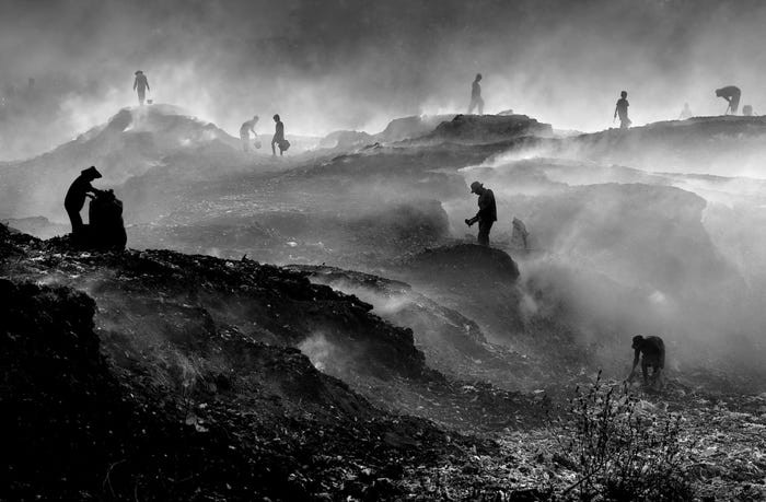 Bức ảnh của Rahardjo chụp lại một bãi rác sau khi nó bốc cháy ở vùng Karanganyar, Indonesia. "Khoảnh khắc đáng kinh ngạc này làm tôi buồn khi có những người bất chấp những nguy hiểm về sức khỏe để tìm phế liệu hoặc bất cứ thứ đồ gì có thể đem bán lấy tiền nuôi gia đình".