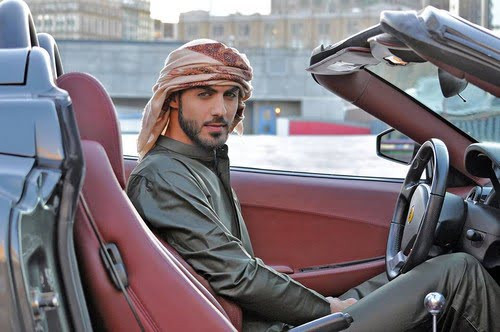 Omar Borkan Al từng nổi tiếng trên mạng xã hội vào tháng 3/2013 sau khi bị ban tổ chức lễ hội văn hóa ở thủ đô Riyadh của Ả-rập Xê-út trục xuất vì lý do "quá đẹp trai". Omar, sinh năm 1989, là một người mẫu, diễn viên và nhiếp ảnh gia người Iraq.