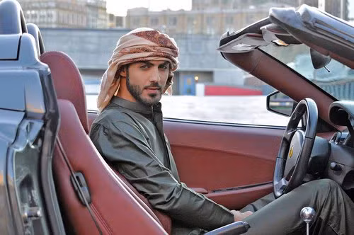 Omar Borkan Al từng nổi tiếng trên mạng xã hội vào tháng 3/2013 sau khi bị ban tổ chức lễ hội văn hóa ở thủ đô Riyadh của Ả-rập Xê-út trục xuất vì lý do "quá đẹp trai". Omar, sinh năm 1989, là một người mẫu, diễn viên và nhiếp ảnh gia người Iraq.