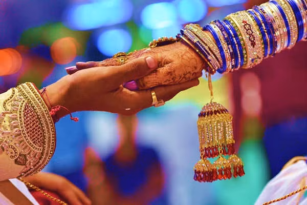 Ban trai cuoi nguoi khac, co gai hanh dong soc de tra thu