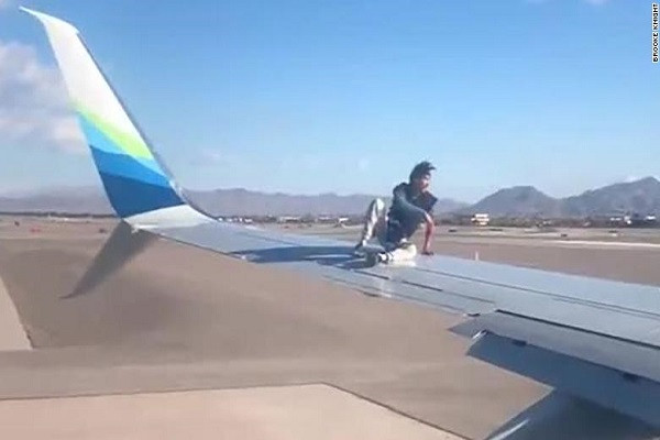 Leo len canh may bay sap khoi hanh, nguoi dan ong nhan 