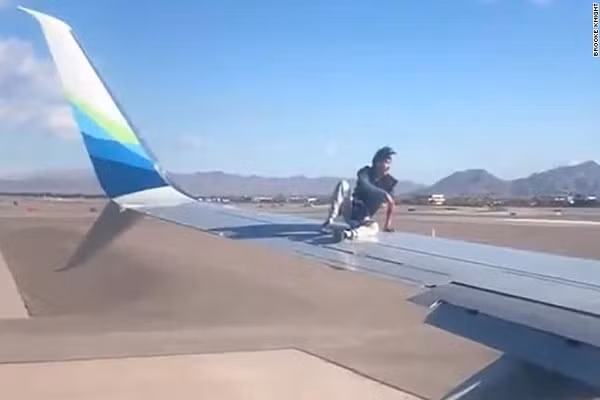 Leo len canh may bay sap khoi hanh, nguoi dan ong nhan 