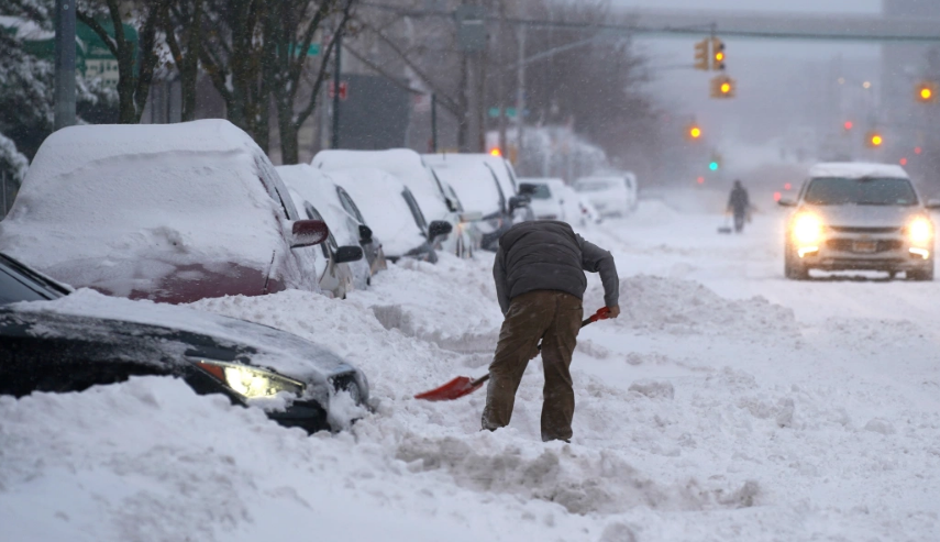 Bão tuyết cũng khiến nhiều chuyến bay ở Mỹ bị hủy, hoãn; nhiều vụ va chạm giao thông xảy ra,...