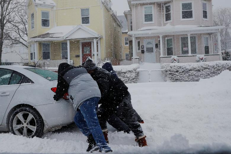 "Do tuyết rơi dày và điều kiện di chuyển khó khăn, mọi người nên tránh ra đường đường trong đợt bão tuyết này", Thống đốc Baker viết trên Twitter.
