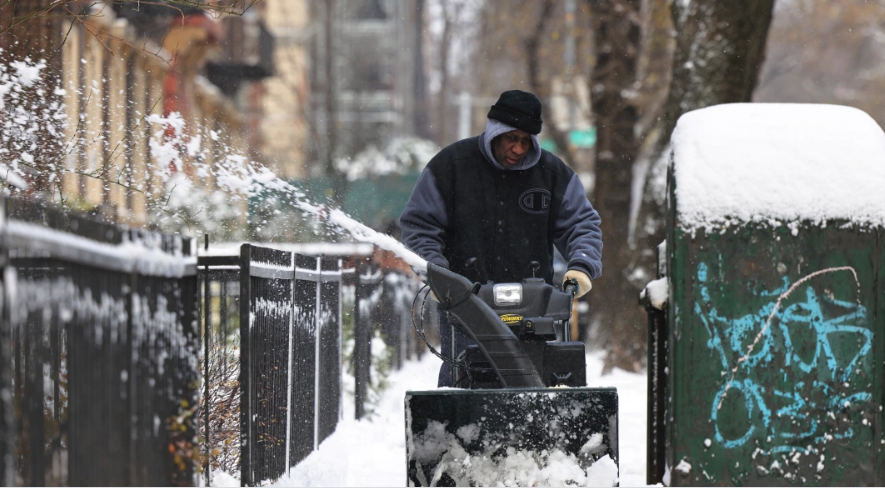 Thống đốc New Jersey Phil Murphy đã ban bố tình trạng khẩn cấp và đóng cửa các văn phòng bang. Ảnh: Người đàn ông dọn tuyết tại khu Flatbush, Brooklyn, New York.