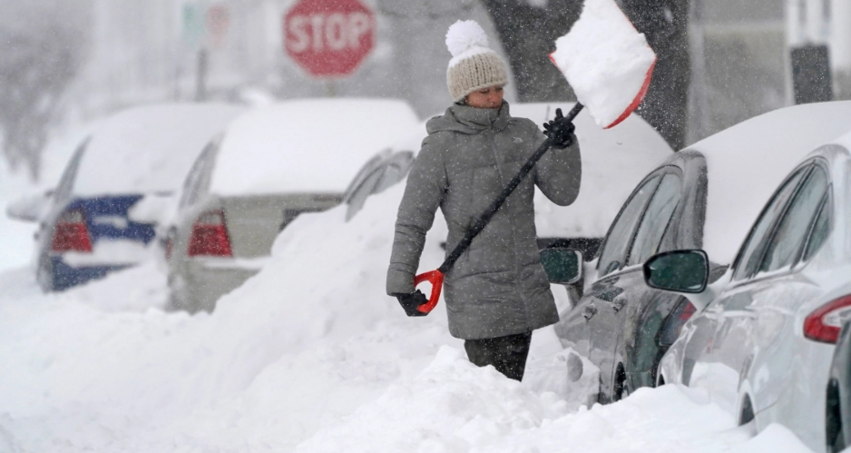 Những chiếc ô tô "mắc kẹt" vì tuyết rơi dày ở Manchester, New Hampshire.