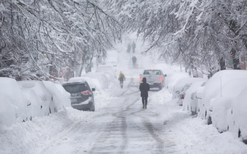Tuyết phủ trắng đường phố Chestnut ở Boston, bang Massachusetts.