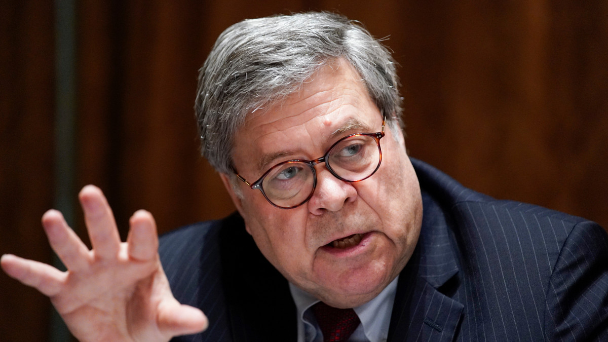 Ông William Barr từng nắm giữ nhiều chức vụ trong Bộ Tư pháp Mỹ. Trong khoảng thời gian từ ngày 20/1/1989 đến 26/5/1990, ông là người đứng đầu Văn phòng Cố vấn Pháp lý thuộc bộ này.