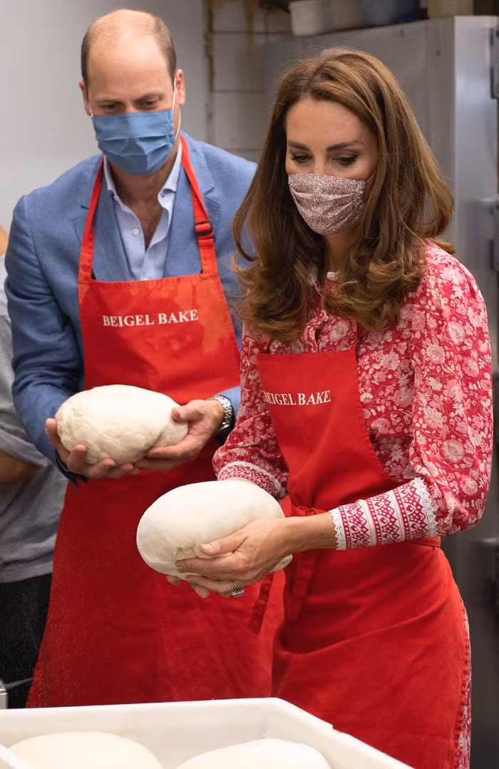 Tháng 9/2020, Hoàng tử William và vợ đã đến thăm tiệm bánh Beigel Bake Brick Lane mang tính biểu tượng ở phía đông London, và tự tay nhào bột.