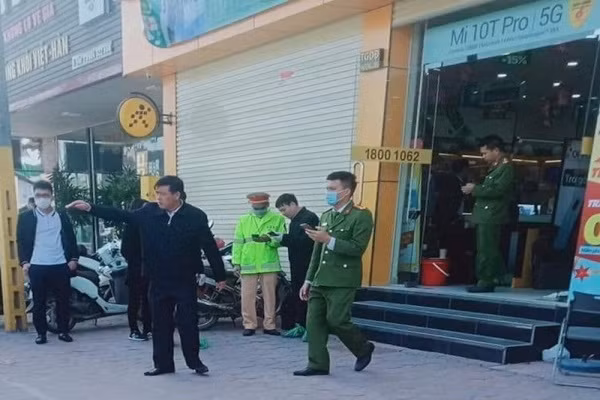 Khoi to vu an dam guc bao ve cua hang, cuop dien thoai