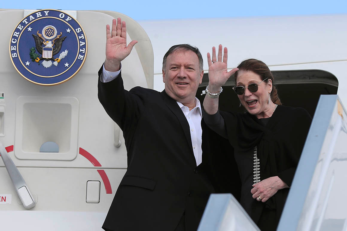 Điều ít biết về phu nhân Ngoại trưởng Mỹ có thể đã mắc COVID-19 - Hình 7 Dieu it biet ve phu nhan Ngoai truong My co the da mac COVID-19-Hinh-7