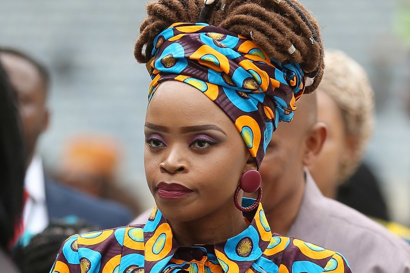 Zoleka Mandela (sinh năm 1980) là cháu gái của ông Nelson Mandela - cố tổng thống da màu đầu tiên của Nam Phi từ năm 1994 đến 1999. Zoleka là người sáng lập Quỹ Zoleka Mandela vào năm 2013 với nỗ lực “nâng cao hiểu biết của mọi người về ung thư vú, an toàn giao thông đường bộ và trách nhiệm xã hội”. Cô là người sống sót sau căn bệnh ung thư vú, vượt qua cơn nghiện ma túy, rượu và vực dậy bản thân sau khi bị lạm dụng tình dục. Đó là lý do BBC vinh danh Zoleka Mandela trong danh sách “100 phụ nữ năm 2016”. Ảnh: Getty.