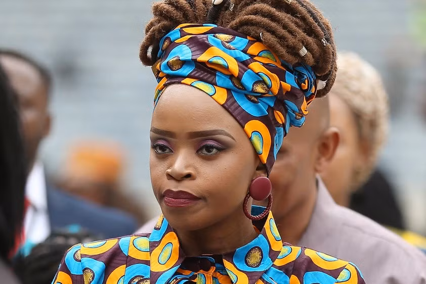 Zoleka Mandela (sinh năm 1980) là cháu gái của ông Nelson Mandela - cố tổng thống da màu đầu tiên của Nam Phi từ năm 1994 đến 1999. Zoleka là người sáng lập Quỹ Zoleka Mandela vào năm 2013 với nỗ lực “nâng cao hiểu biết của mọi người về ung thư vú, an toàn giao thông đường bộ và trách nhiệm xã hội”. Cô là người sống sót sau căn bệnh ung thư vú, vượt qua cơn nghiện ma túy, rượu và vực dậy bản thân sau khi bị lạm dụng tình dục. Đó là lý do BBC vinh danh Zoleka Mandela trong danh sách “100 phụ nữ năm 2016”. Ảnh: Getty.