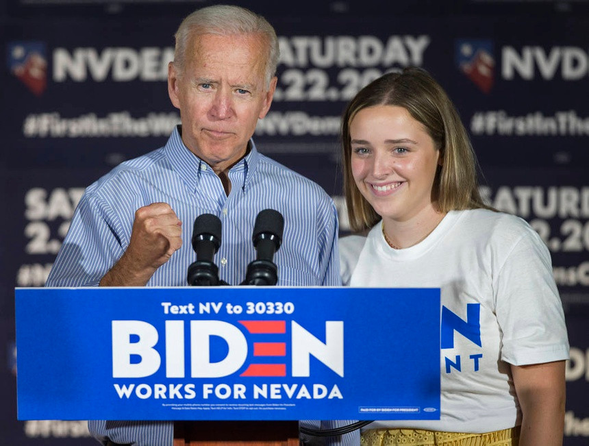 Finnegan Biden (sinh năm 2000) - em gái của Naomi Biden - được đặt tên theo mẹ của ông Joe Biden, bà Catherine Eugenia Finnegan Biden. Cô hiện theo học tại Đại học Pennsylvania. Trong cuộc vận động tranh cử cho ông Biden tại Đại học Clarke vào tháng 2, Finnegan xuất hiện công khai bên ông bà mình. Ảnh: Benjamin Hager/Las Vegas Review-Journal.