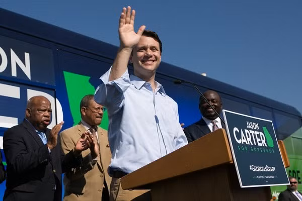 Jason Carter (sinh năm 1975) là cháu trai của ông Jimmy Carter - cựu tổng thống thứ 39 của Mỹ. Anh là cựu thượng nghị sĩ bang Georgia, nhận được đề cử của đảng Dân chủ cho chức thống đốc vào năm 2014, theo tạp chí Atlanta Journal-Constitution. Dù theo đuổi chính trường giống ông nội, Jason tự nhận hành trình của anh rất khác. Theo The Emory Wheel, anh từng phát biểu tại Carter Town Hall năm nay rằng “gần như không thể xuất chúng được như ông tôi”. Ảnh: Getty.