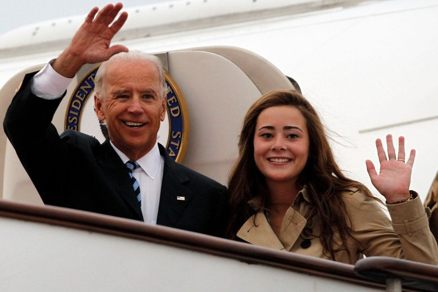 Naomi Biden (sinh năm 1993) là con gái của Hunter Biden - con trai thứ hai của tân Tổng thống Mỹ đắc cử Joe Biden - với vợ cả Kathleen. Tên Naomi được đặt theo con gái quá cố của ông Biden. Trong chiến dịch tranh cử tổng thống của ông nội, Naomi tích cực thể hiện sự ủng hộ, vận động trên mạng xã hội. Cô tốt nghiệp chuyên ngành Xã hội học của Đại học Pennsylvania và đang theo học Trường Luật Columbia. Naomi từng đi cùng ông nội trong các chuyến công du, bao gồm Trung Quốc, Thổ Nhĩ Kỳ và New Zealand, khi ông giữ chức vụ phó tổng thống, theo tạp chí Marie Claire. Ảnh: Getty.