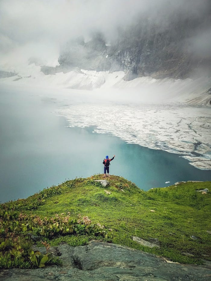 Waqas Afzal đã ghi lại khoảnh khắc một ông bố trẻ bế cô con gái 7 tháng tuổi giữa thung lũng Neelum của Pakistan. Ông bố đã nói với Afzal rằng anh "rất vui mừng" được giới thiệu con gái với thiên nhiên.