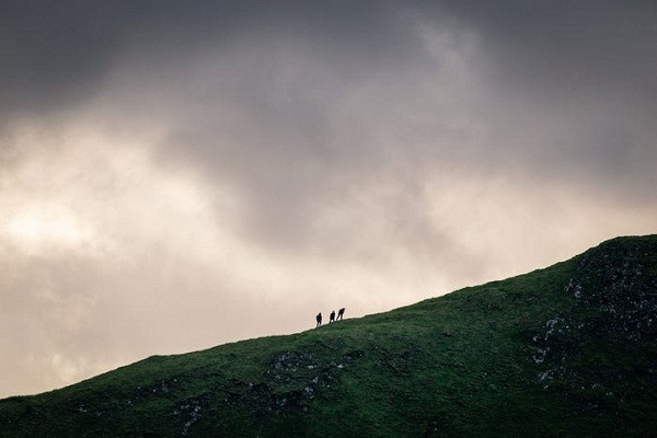 "Đột nhiên, một điều gì đó thu hút sự chú ý của tôi: Tôi nhìn thấy bóng của 3 người đang bị bộ trên núi", Santi Nieto - người ghi lại bức hình chụp tại Vườn quốc gia Peak District ở Anh, nói.